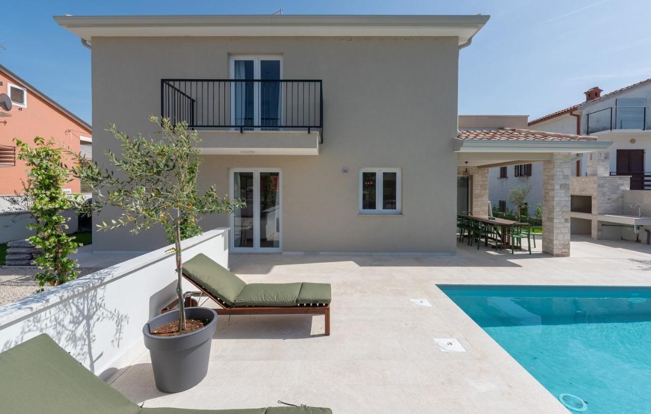 Nia With Private Pool