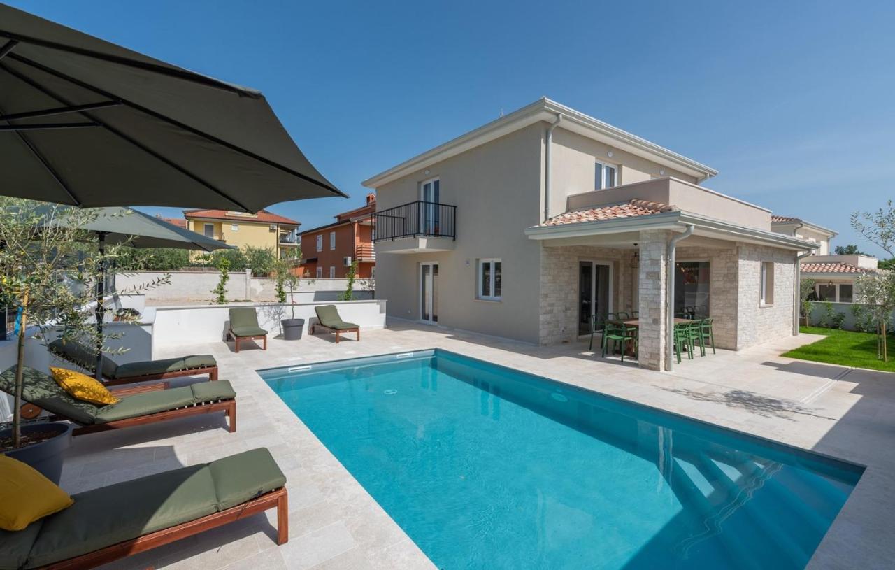 Nia With Private Pool